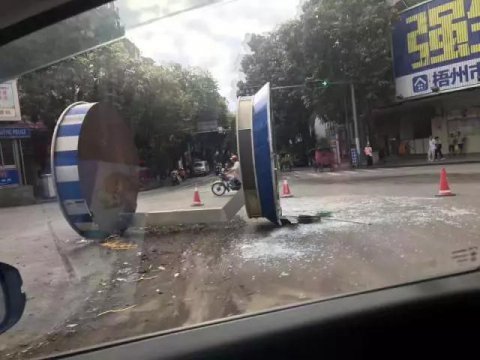 交通崗亭“橫躺”馬路上，究竟怎么回事？