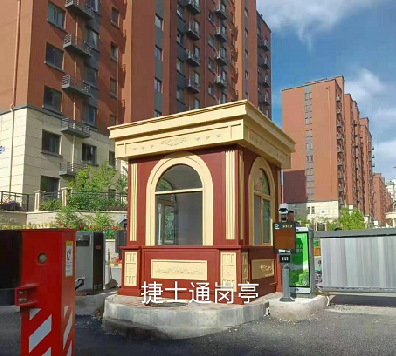 前方什么這么晃眼？哎呦，竟然是新型亮眼的保安亭