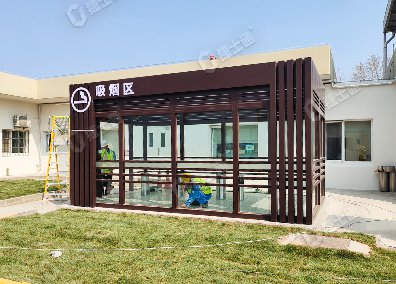 捷士通設計和生產(chǎn)的吸煙亭適用于工廠(chǎng)內部，為員工提供一個(gè)方便的吸煙場(chǎng)所